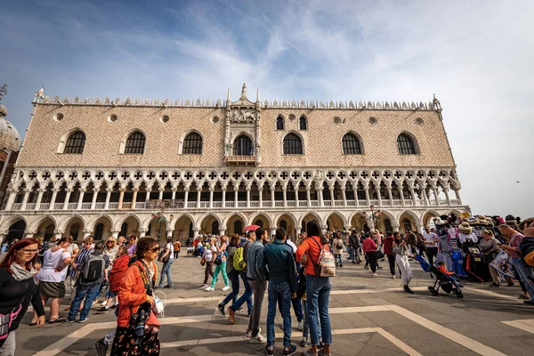 Venedik, VENETO, İtalya - 13 Ekim 2019: Piazza San Marco 'daki Palazzo Ducale Sarayı (Doge Palace), Venedik şehir merkezindeki ana meydan. UNESCO dünya mirası sahası, Veneto, İtalya, Avrupa