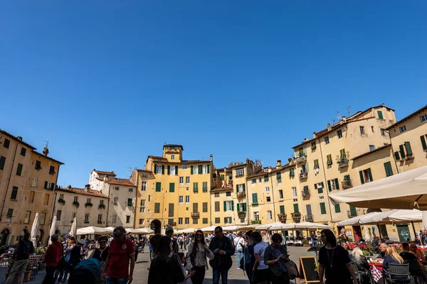 Lucca Olaszország Április 2017 Turisták Helyiek Látogasson Ősi Város Tér — Stock Fotó