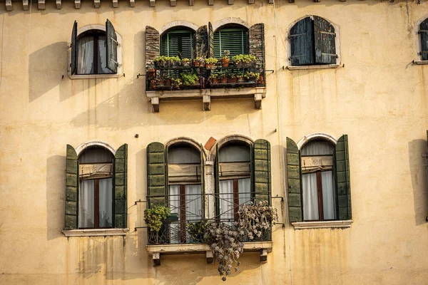 Benátky Centru Detailní Záběr Starého Domu Okny Balkony Unesco Světové — Stock fotografie