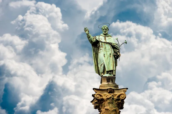 同名の聖堂の前にあるサン ドメニコ グスマンの聖ドミニク の銅製の像 1627 と古代の列 ボローニャのダウンタウン エミリア ロマーニャ州 イタリア — ストック写真