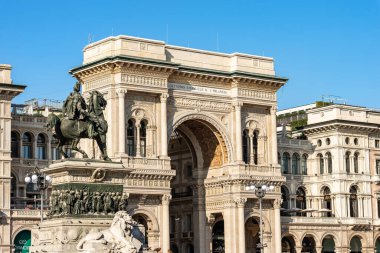 MILAN, ITALY - SEPT 24, 2016: Galleria Vittorio Emanuele II (tarihi alışveriş merkezi) ve Piazza del Duomo (Katedral Meydanı), Milano şehir merkezi, Lombardiya, İtalya, Avrupa