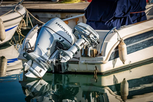 Närbild Motorbåt Förtöjd Hamnen Med Två Honda Utombordsmotorer Ligurien Italien — Stockfoto