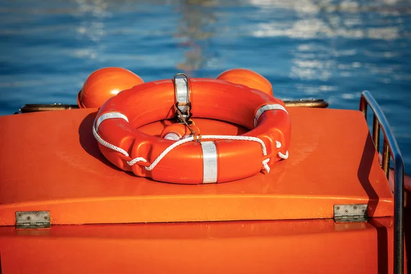 Primer Plano Barco Naranja Con Cinturón Salvavidas Lámpara Eléctrica Para — Foto de Stock
