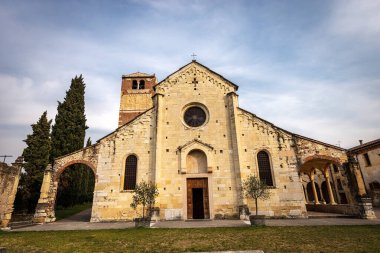 San Floriano antik kilise Roma tarzı (Xii - Xviii yüzyıl), Verona, Valpolicella, Veneto, İtalya, Avrupa yakınlarındaki San Pietro küçük bir kasaba