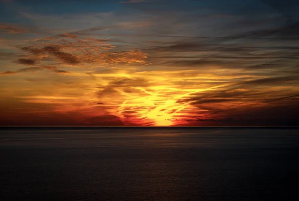 Prachtige Zonsondergang Met Een Dramatische Hemel Aan Horizon Middellandse Zee Stockafbeelding