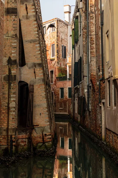 Venise Raccourcissement Ville Avec Canal Étroit Lagune Des Vieilles Maisons — Photo