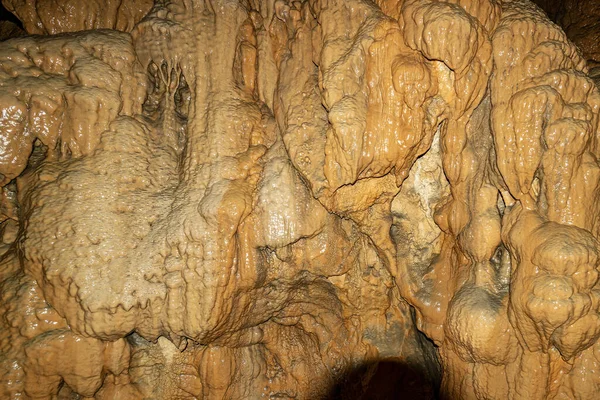 Κοντινό Πλάνο Ενός Ορεινού Σπηλαίου Σταλακτίτες Και Σταλαγμίτες Στην Τοσκάνη — Φωτογραφία Αρχείου