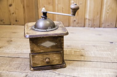 Vintage el ile kahve değirmeni ayakta ahşap yüzeye