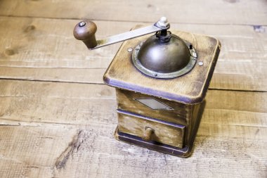 Vintage el ile kahve değirmeni ayakta ahşap yüzeye