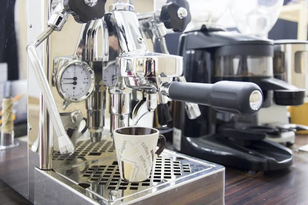 Taza de café de pie en la máquina de café — Foto de Stock