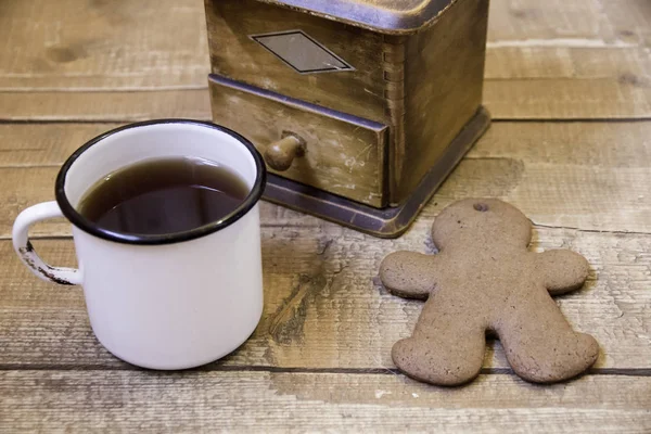 Manuální retro kafe mlýnek, šálek kávy a zázvorové sušenky — Stock fotografie