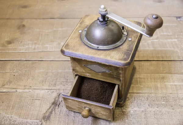 Molinillo de café manual Vintage de pie sobre una superficie de madera — Foto de Stock