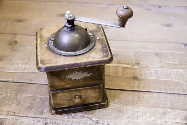 Meuleuse à café manuelle vintage debout sur une surface en bois — Photo