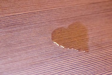 Tablo kalp şeklinde su