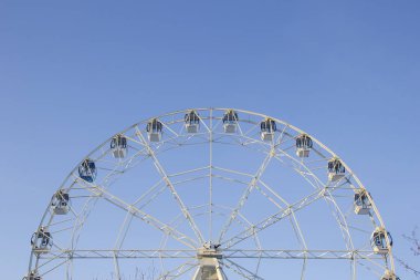 Atlıkarınca mavi gökyüzü