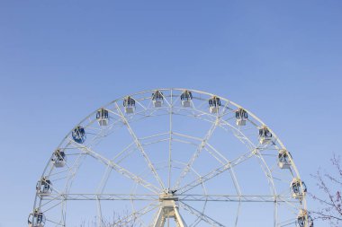 Yarım dönme dolap mavi gökyüzü