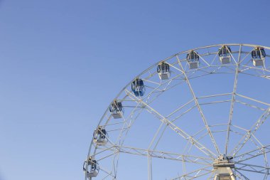 Yarım dönme dolap mavi gökyüzü