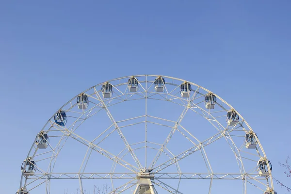 푸른 하늘에 대 한 회전 목마 — 스톡 사진