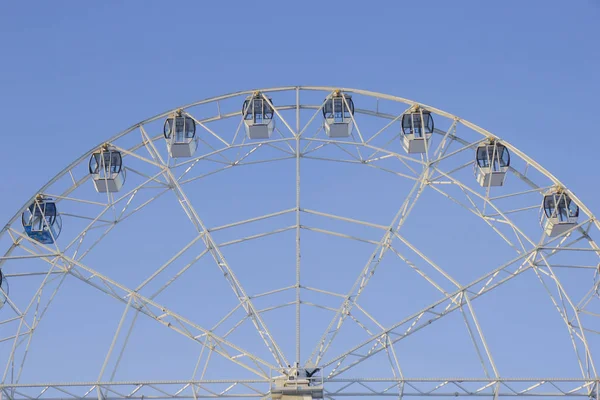 Ferris wheel no fundo azul céu — Fotografia de Stock