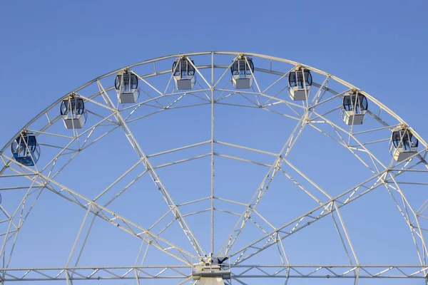 Atração Roda gigante em um fundo de céu claro — Fotografia de Stock