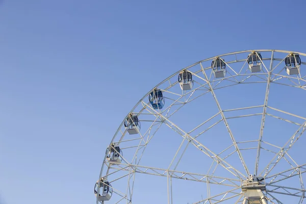 Metade da roda gigante contra o céu azul — Fotografia de Stock