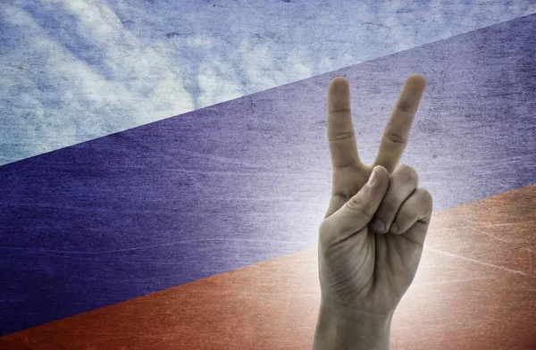 Símbolo de victoria: dos dedos contra el fondo de la bandera de Rusia — Foto de Stock