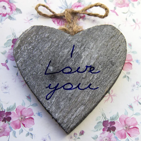 Interiérové dřevěné srdce s mašlí z vlákna, která říká, že tě miluji — Stock fotografie