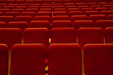 Film tiyatro insanlar olmadan boş kırmızı sandalye