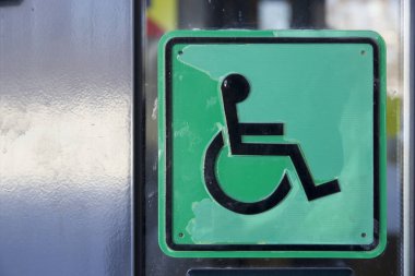 Tekerlekli sandalyede Engelli kişinin görüntüsü ile camına şematik resim