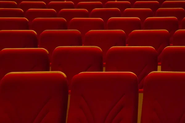 Красные сиденья в концертном зале — стоковое фото