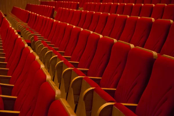 Leere rote Stühle im Kino ohne Menschen — Stockfoto
