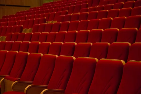 Sièges rouges vides dans la salle de concert — Photo