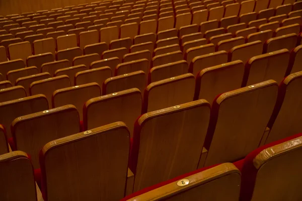 Stühle mit Nummern im Konzertsaal — Stockfoto