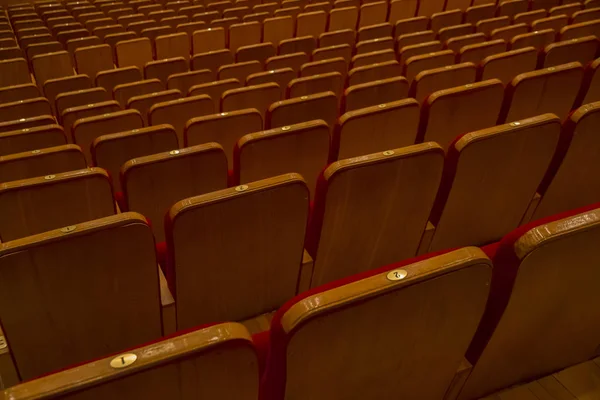 Chaises avec numéros dans la salle de concert — Photo