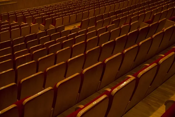 Leere Sitzreihen ohne Menschen im Kino oder Konzertsaal — Stockfoto