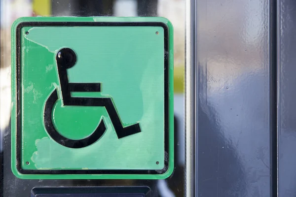 Tallrik med Schematisk framställning av funktionshindrad person i rullstol på glas — Stockfoto