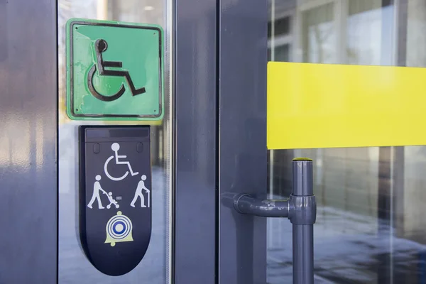 Tecken på rullstolsanvändare på ytterdörren av kontorsbyggnad — Stockfoto