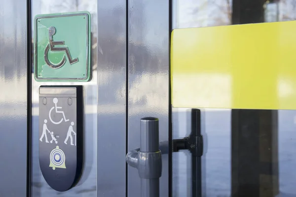 Fyrkantig grön bild beteckningen entré för rullstolsburna på dörren till affärscentra — Stockfoto