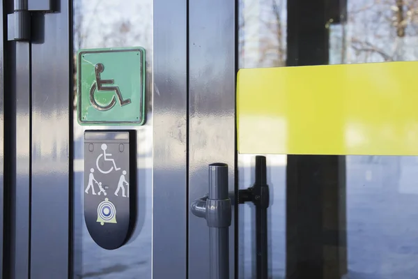 Bild på ytterdörr till ingången symbol för funktionshindrade personer och personer med barnvagnar — Stockfoto