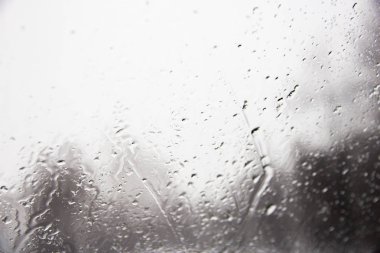 Bulanık camda yağmur damlaları 