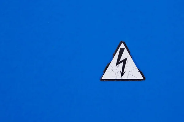 Sinal triangular de perigo de choque elétrico — Fotografia de Stock