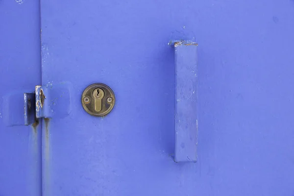 Furo de fechadura redondo na porta de metal — Fotografia de Stock