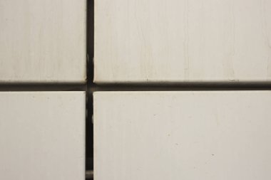 Alüminyum paneller arasında bağlantı havalandırılmış cephe