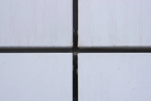 Connection between aluminum panels ventilated facade