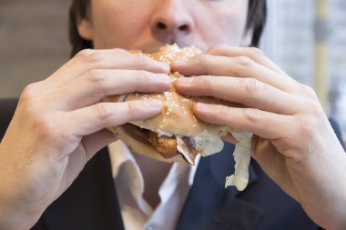 Hamburger yeme işadamı