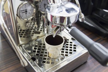 Kahve hakkında yorum yapma makinesidir metal kahve fincanı