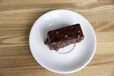 Çikolatalı pasta plaka üzerinde bölümü