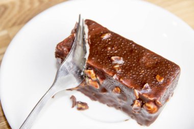 Bölümü plaka çatal ile çikolatalı kek