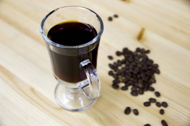 Bardak kahve ve kahve çekirdekleri