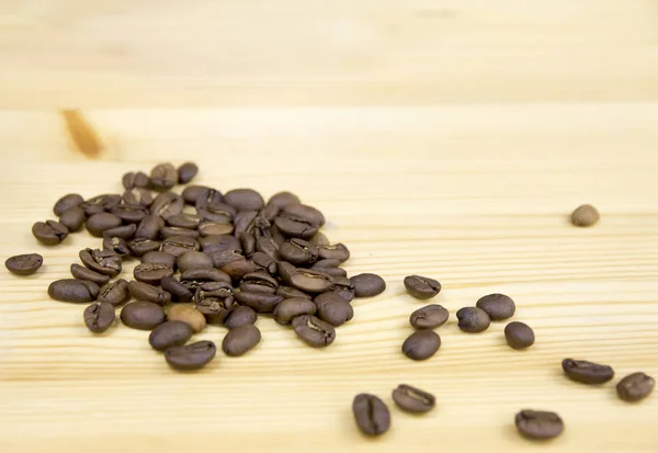 Жменька кавових зерен на столі — стокове фото